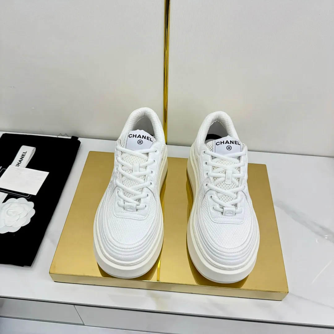 👟👟Ex-factory price 680👟👟 Upgraded version, upgraded version, upgraded version! No rebuttal accepted! ! ! ! Chanel Chanel panda shoes! 2025 counter's top casual sports shoes. This classic design; the upper is electro-embroidered with a variety of techniques; the outsole is fashionable and sporty; the unusual inclusion of a variety of color matching elements... The diversified mix and match is very good-looking and versatile, and can be used for leisure, fashion, sports, and outdoor... ꫛꫀꪝ Go➫ Materials: ❶Upper made of: original imported first-layer silk cowhide + original waterproof cloth + original first-layer cowhide ❷Inner lining: Original Yangli+Net ❸Outsole based on: Original TPU combination outsole Counter boutique packaging complete set for women 35–41 👉 👉 👉 👉 👉 👉 👉
